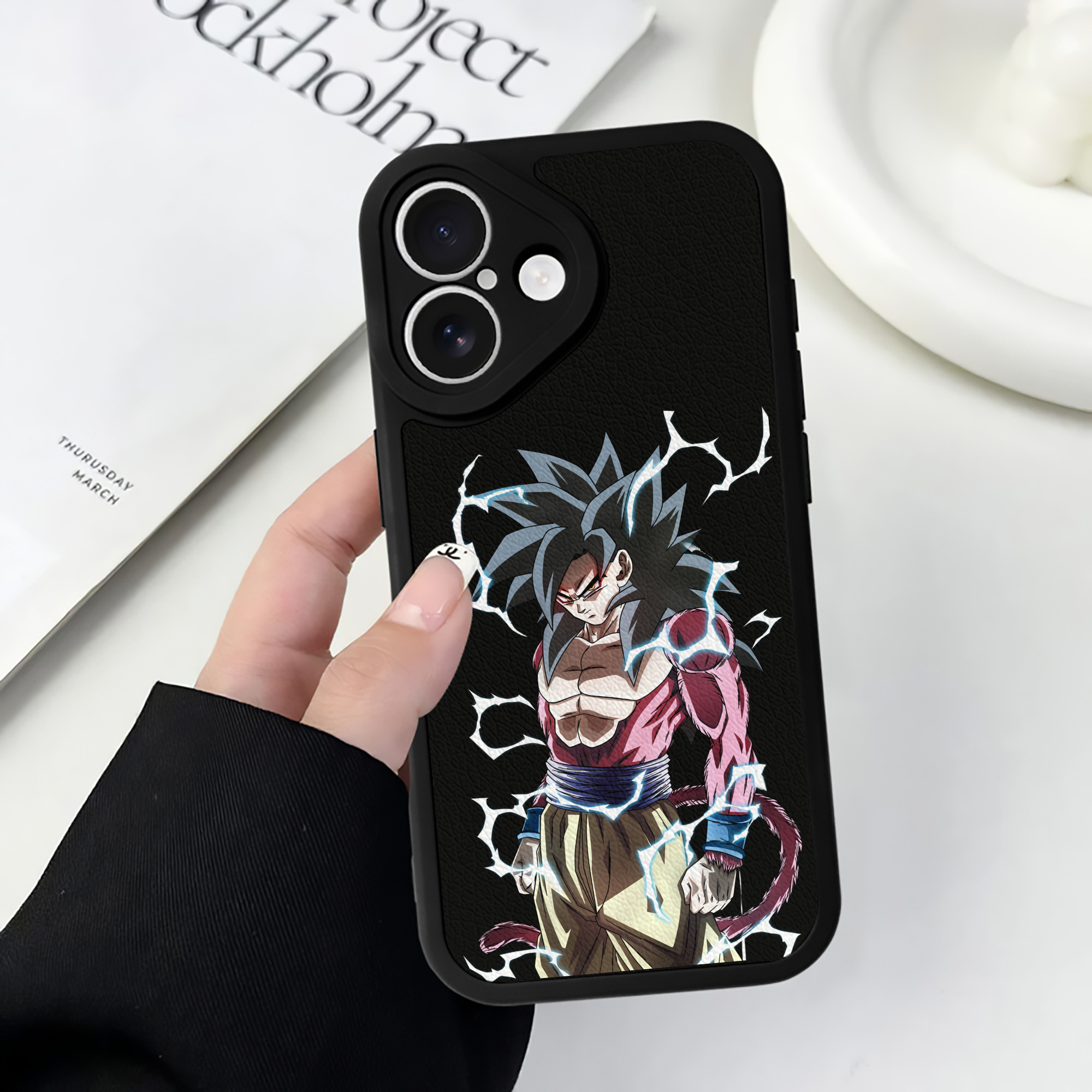 （画像用） ドラゴンボール 孫悟空（そん ごくう）Son Goku カカロット DRAGON BALL Kakarotto 【iPhone 16シリーズ対応】シリコンスマホケース（レザー調） 材質：シリコン